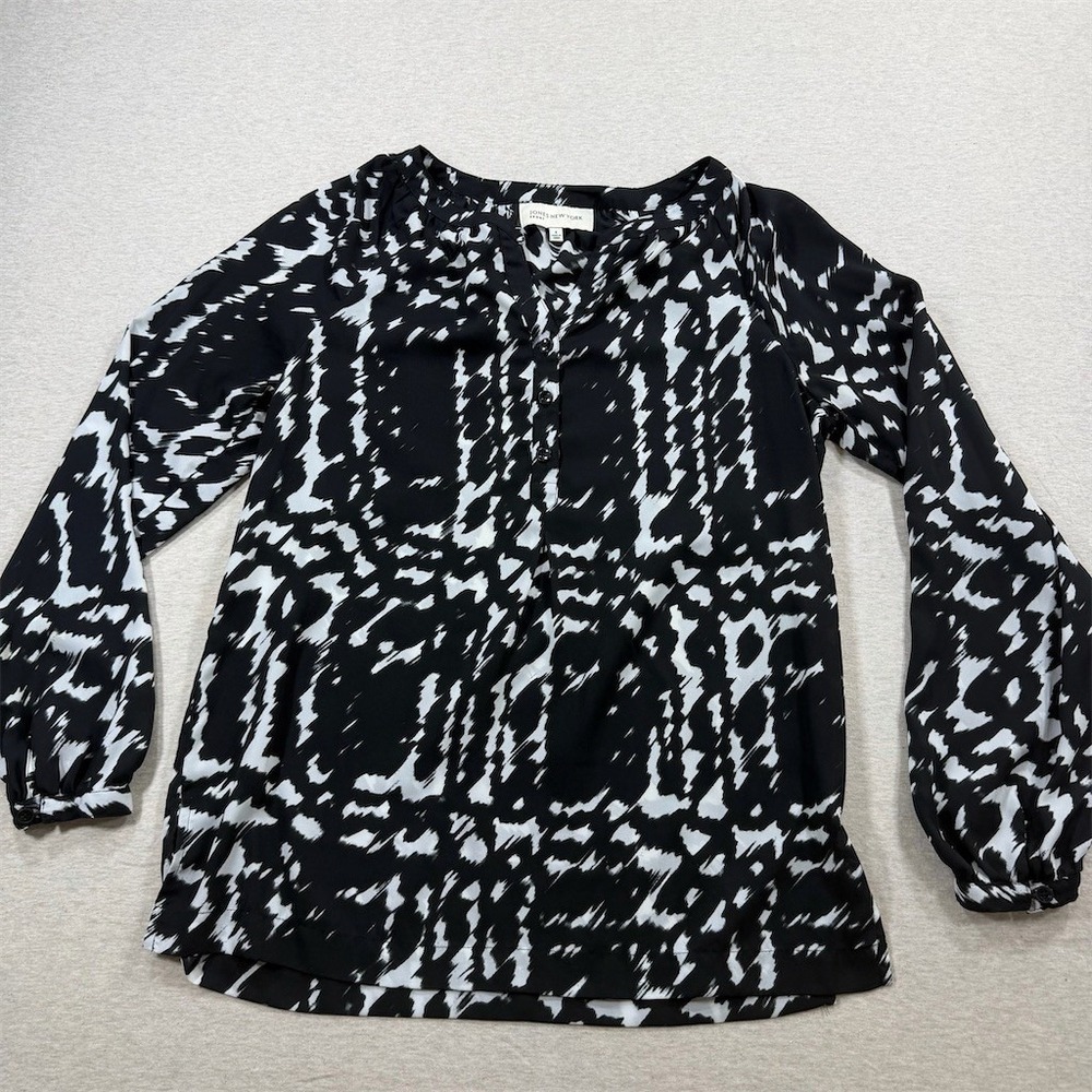 Jones New York Sport Blouse Womens Size S‎ Black White Animal Print V-Neck